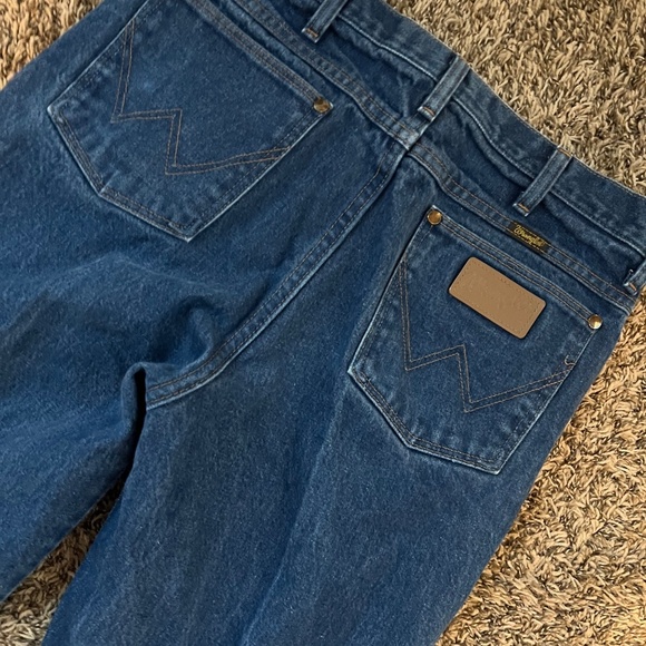 Wrangler cowboy cut medium wash denim blue jeans straight leg size 33x36 - Picture 2 of 6